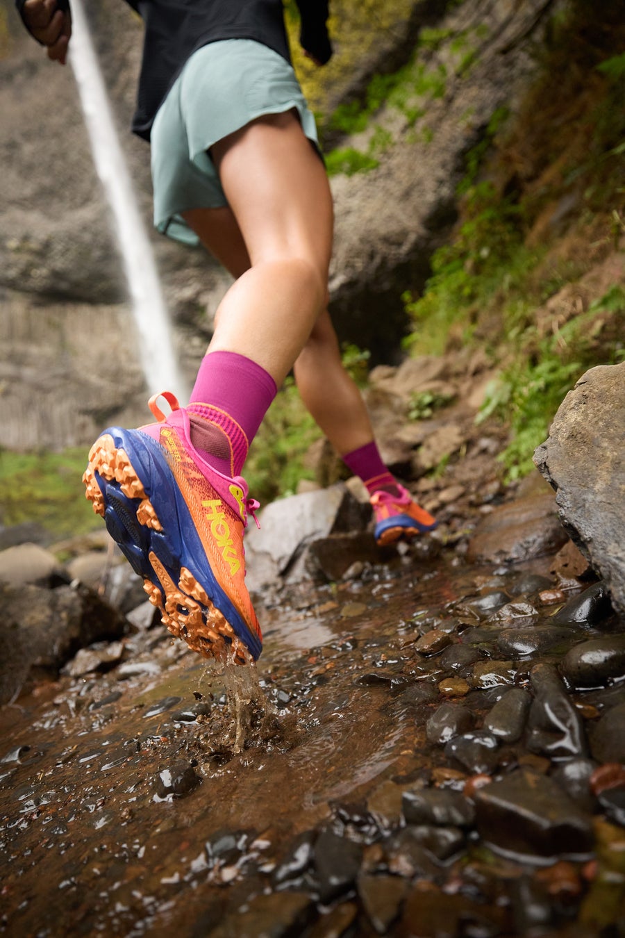 HOKA Challenger 7 GTXを履いて水辺を走る公式イメージ