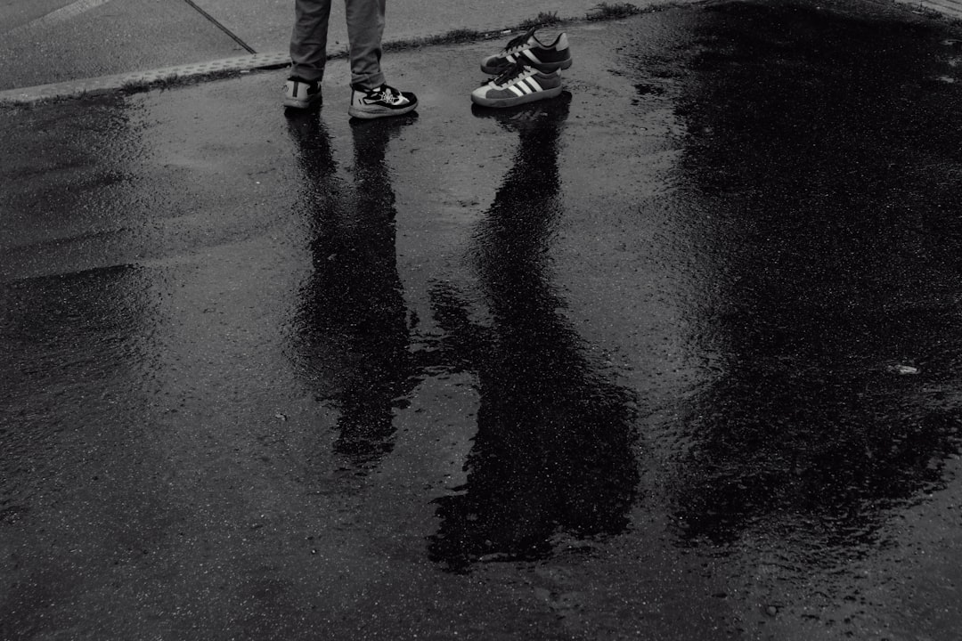 雨の日の濡れた路面のイメージ写真